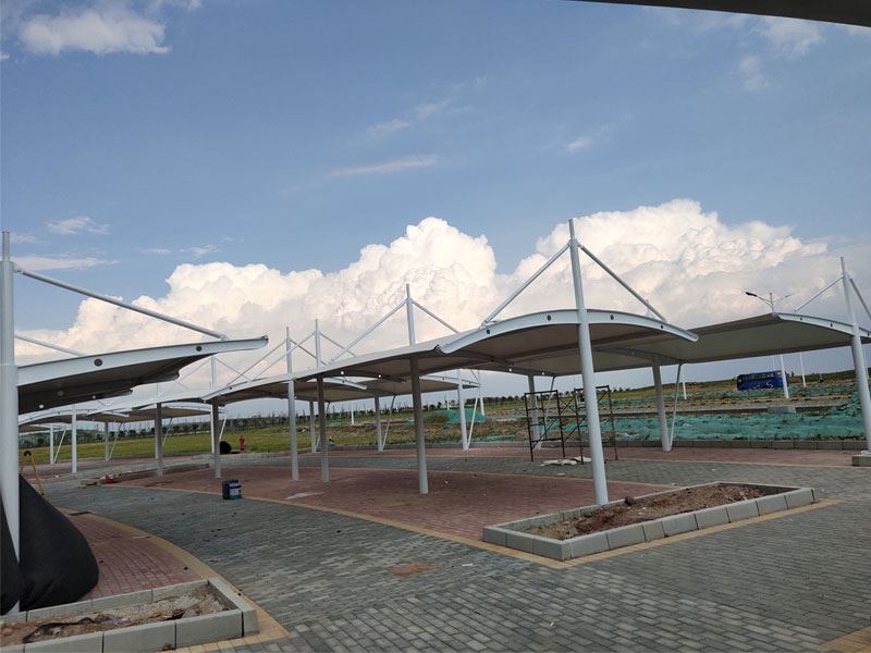 立柱挑梁平膜汽车棚