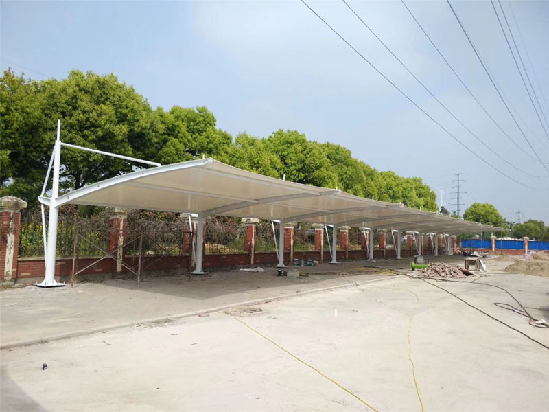 立柱挑梁平膜汽车棚